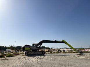 施工现场的挖掘机作业