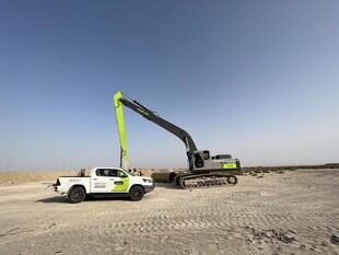 工地挖掘机与作业车辆