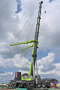 大型绿色起重机施工现场