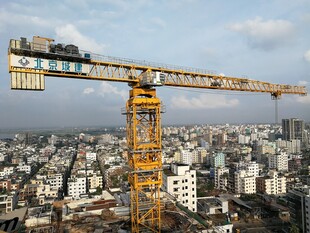 城市上空的塔式起重机