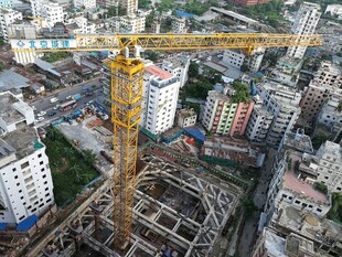 城市中施工的塔式起重机