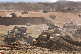 施工现场多台工程机械作业