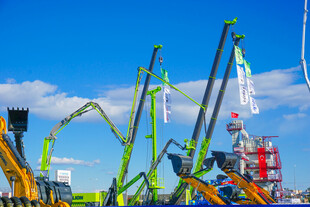 多样工程机械齐聚蓝天