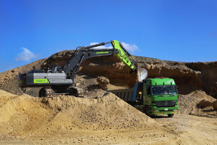 施工现场的绿色挖掘机