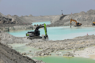 露天矿场中的挖掘机作业