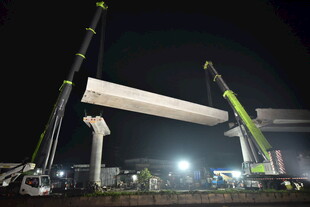 夜间桥梁架设施工场景