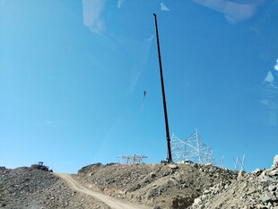 山顶矗立的黑色电线杆