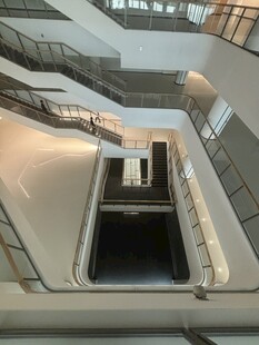 现代建筑内部多层空间景观