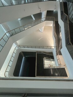 现代风格室内旋转楼梯