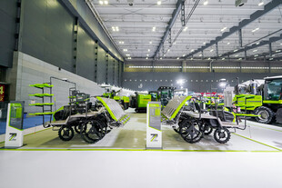 室内展示的多辆绿色摩托车