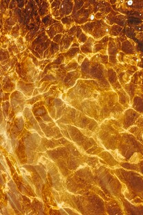 金色波光粼粼的水面纹理