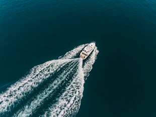海上快艇破浪前行
