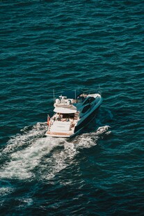 海上双游艇破浪前行