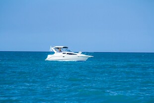 海上白色游艇悠然航行