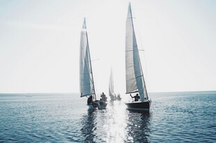 海上帆船航行美景