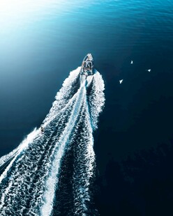 海上快艇破浪前行