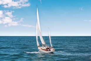 海上帆船航行