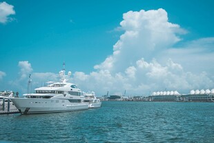 豪华游艇停靠在海滨码头
