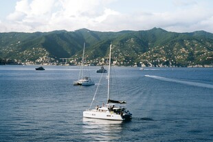 海上帆船景致