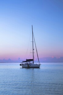 海上帆船的浪漫黄昏时刻
