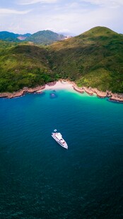 碧海青山间的豪华游艇