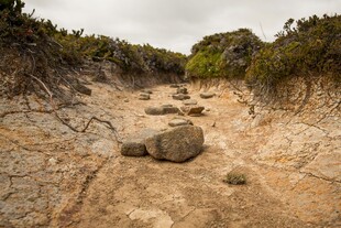 山间干涸沟壑与散落石块