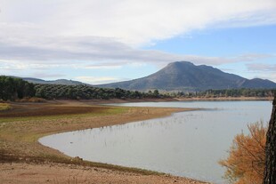 湖畔远山风景