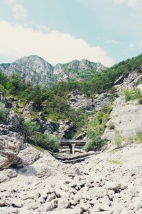 山间碎石与绿植景观