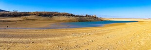 湖畔开阔沙地风景