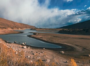 山间湖泊美景