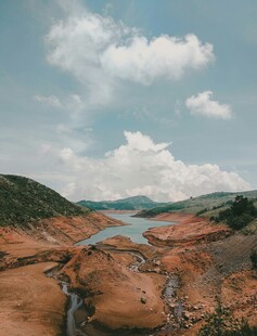 壮丽山水间的干涸河谷