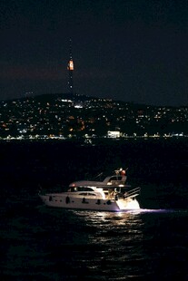 夜海航行的豪华游艇