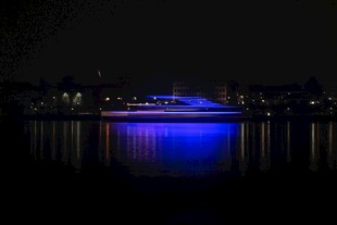 夜晚湖面上的璀璨游船