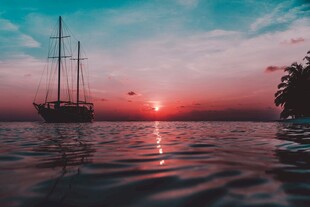 海上日落时的帆船美景