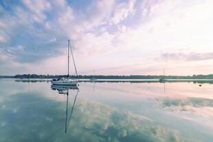 海上帆船映着美丽天空