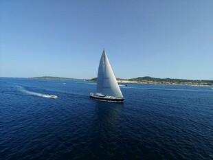 海上白帆航行美景