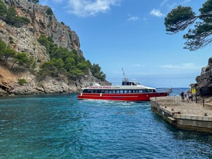 海边游船停靠在岩石岸边