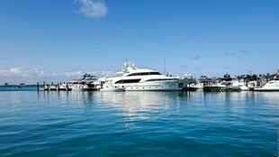 碧海游艇停泊美丽港湾