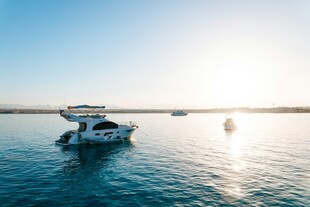 海上游艇沐浴在阳光下