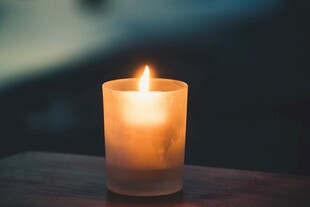 点燃的蜡烛散发温暖光芒