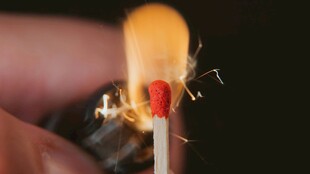 点燃的火柴