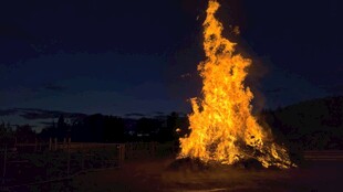 夜晚熊熊燃烧的篝火