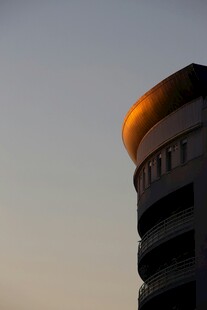 夕阳下的建筑顶部轮廓
