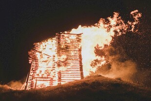 熊熊烈火中的建筑