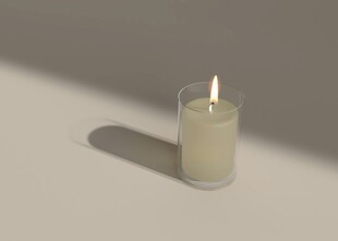 玻璃杯中燃烧的白色蜡烛