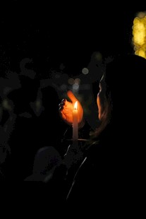 烛光集会中的温暖瞬间