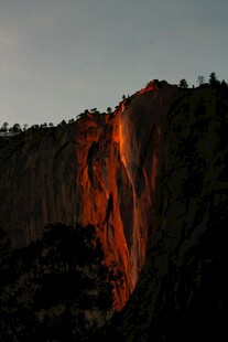 夕阳下的壮丽山壁