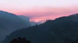 山间粉霞暮色美景