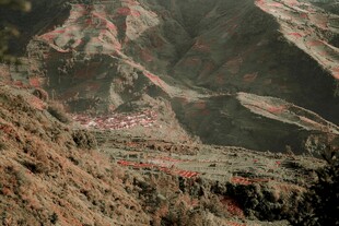 壮丽山景俯瞰图