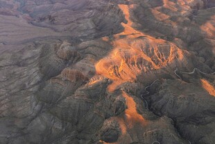 壮丽火山熔岩地貌景观